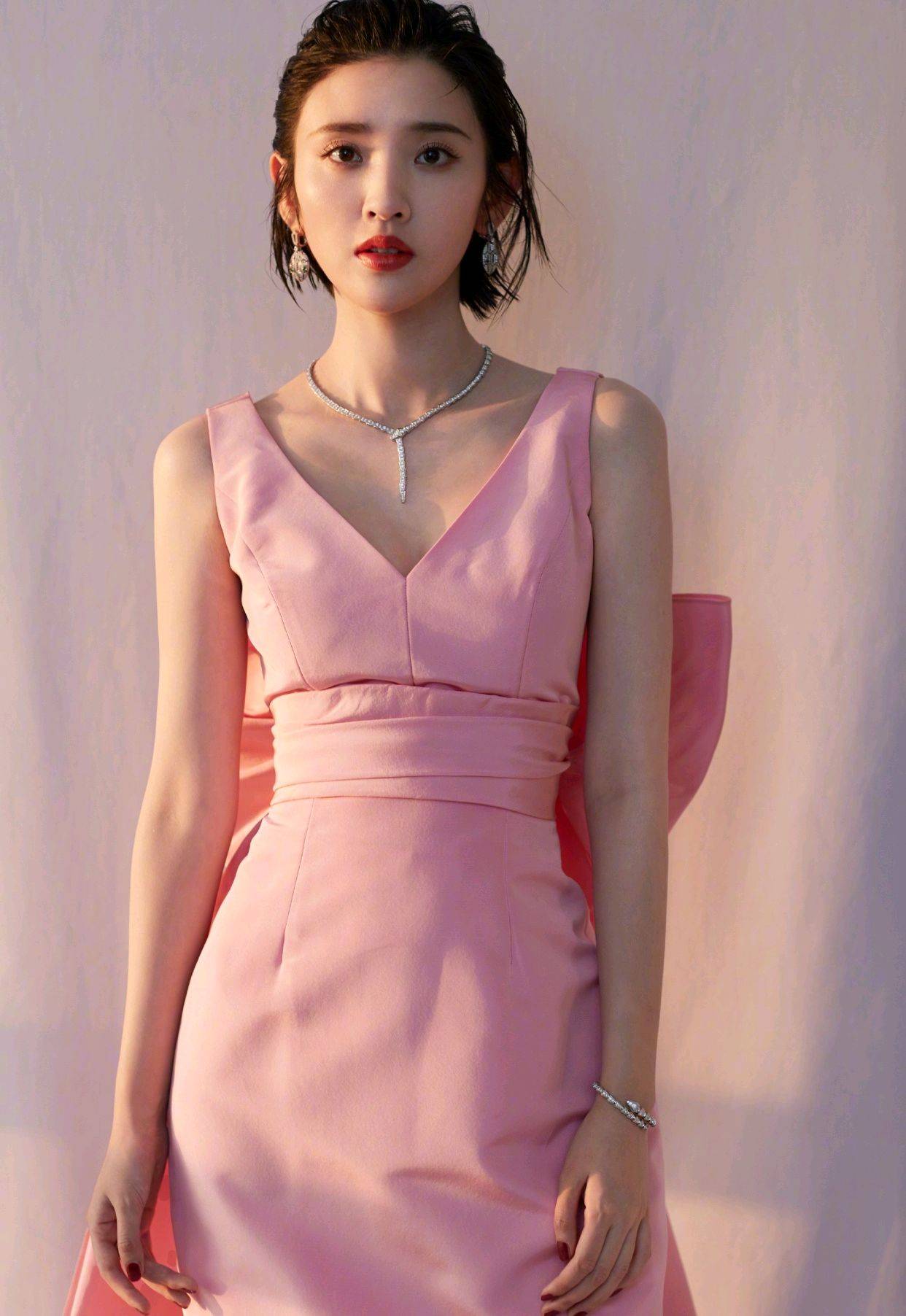 原创唐艺昕穿上v领设计的粉色连衣裙好吸睛,不仅甜美减龄,还很时髦