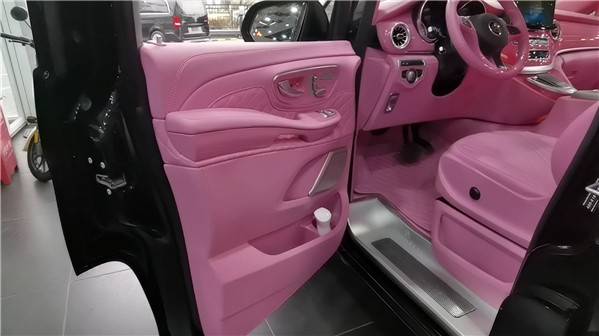 本台小姐姐私人定制的迈巴赫vs980商务车整车内饰采用粉色皮质包覆