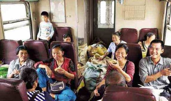 中国唯一不对外售票的火车，只为沿途村民开放，不仅白坐还能卖菜