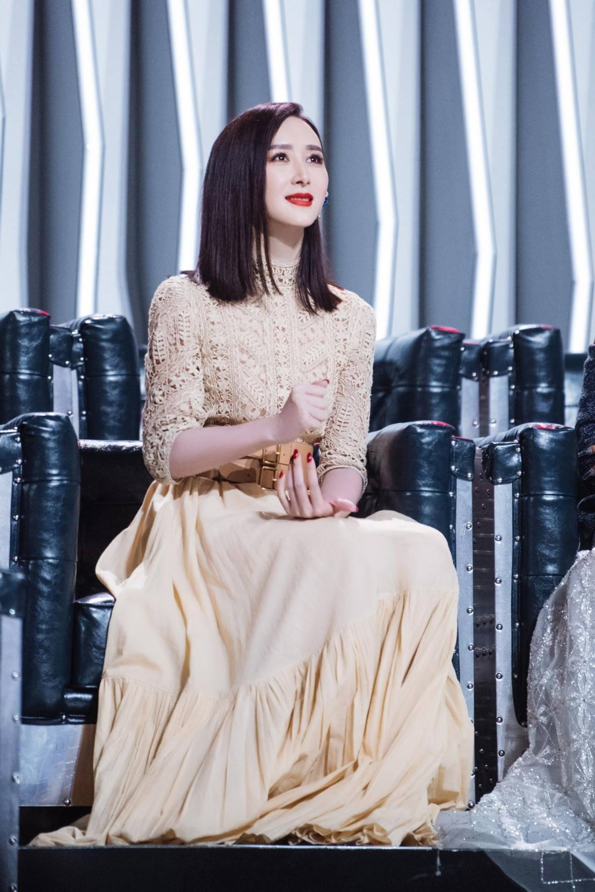 42岁的胡静穿衣高级!一袭杏色长裙凸显高挑身材,阔太气质藏不住