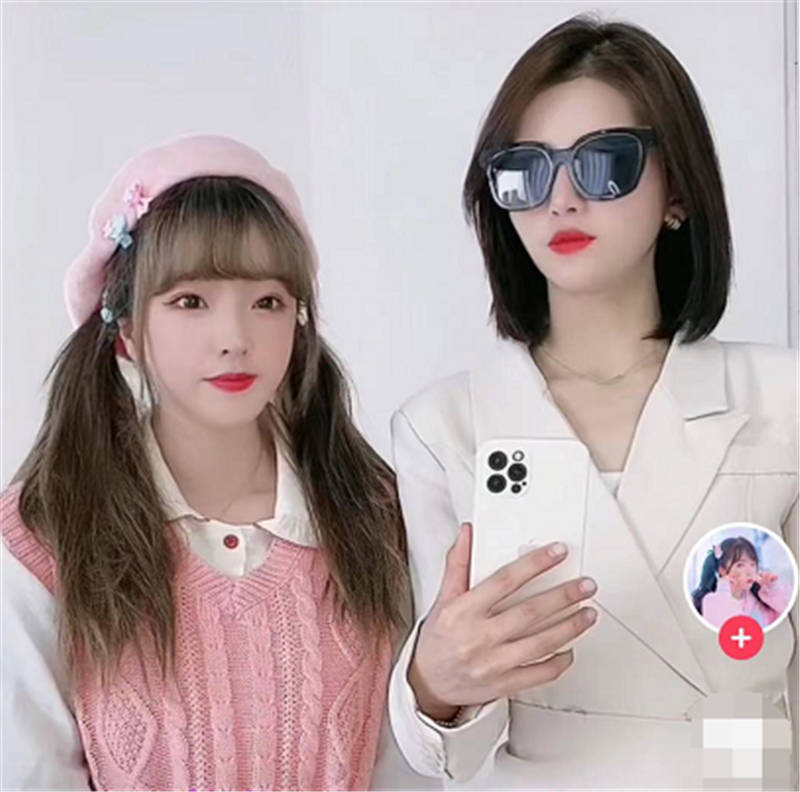 郝一点为人气无底线,故意让闺蜜躺霸总腿上!同为吸睛迪妹更明智