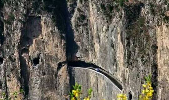 中国“最诡秘”公路，悬挂绝壁山崖边，游客：梦幻天空之城？