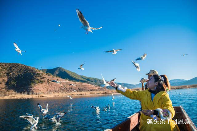 丽江自驾泸沽湖，25km处风景绝佳，有观景台供游客停车