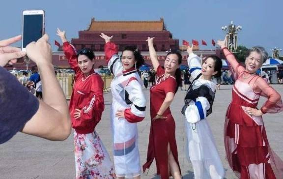 中国大妈拍照姿势在日本“走红”，日本人给出的评价，网友：丢脸