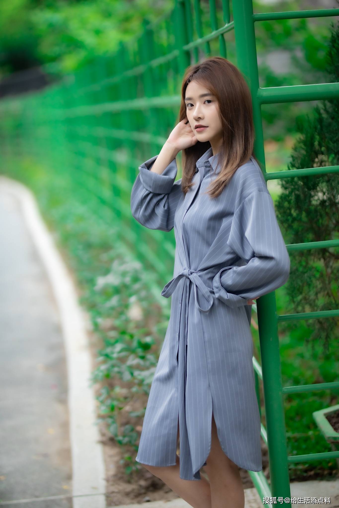 户外踏青的美女,优雅大方的条纹衬衫裙搭配白色运动鞋青春靓丽美