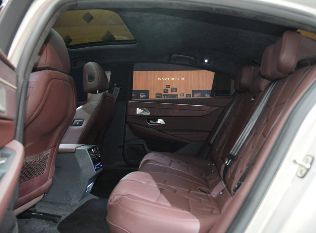 车身尺寸决定了空间不会是ds9的强项,当然如果不考虑其定价,其后排的