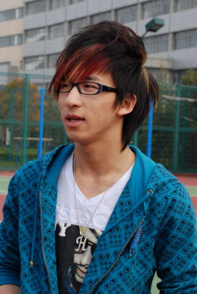 陈奕迅也曾邀请他担任音乐制片人,但是网络江湖中说他是18线小明星唐