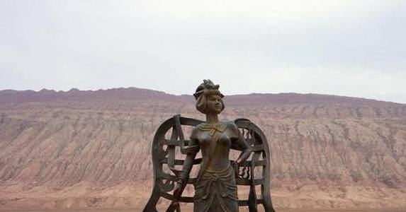 中国最“没面子”雕像，被游客摸到发光，雕像：我不要面子的吗？