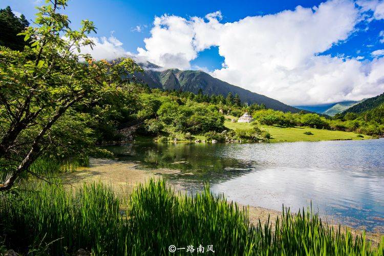 四川高原有个“小九寨”，湖水颜色变化无常，五彩斑斓像画里天堂