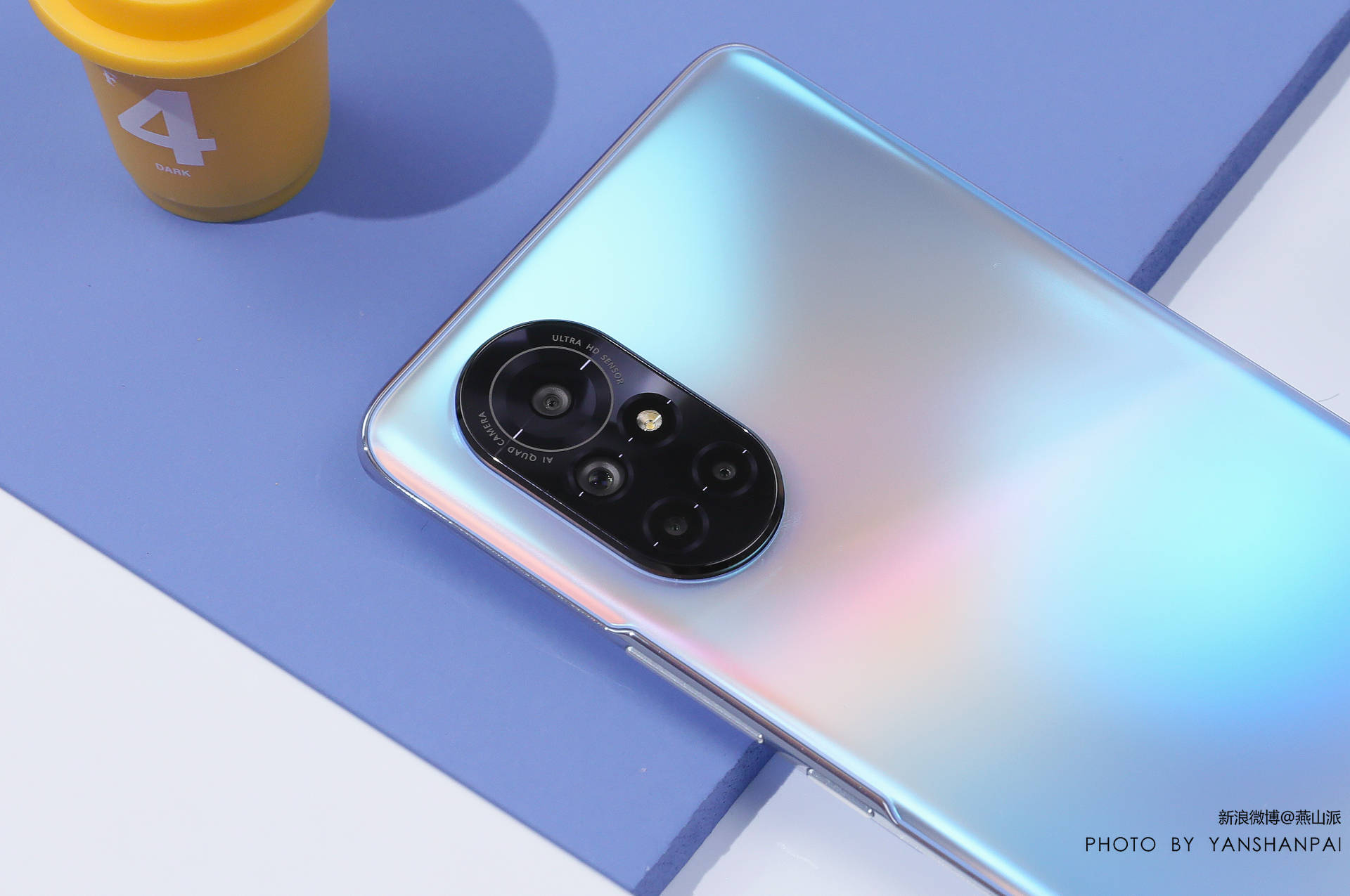 结合双纹理双镀膜工艺,让幻彩与银色交织,在不同光线和观看角度下