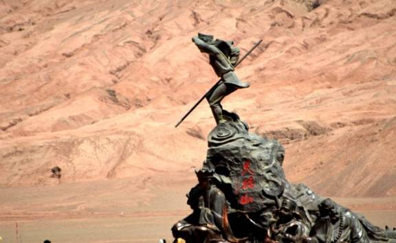 中国最“没尊严”雕像，这个地方被游客摸掉漆了，网友评论成亮点