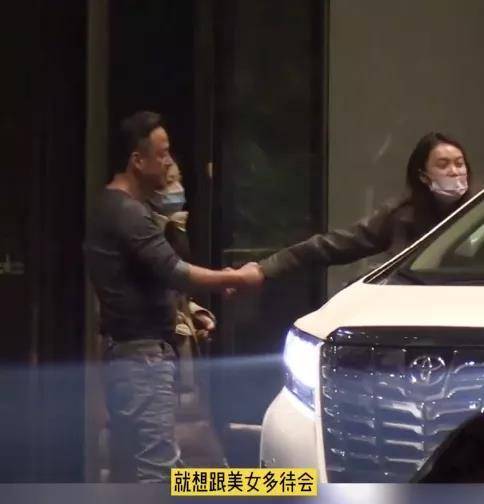 从乐坛前辈到街边商演 要开32场演唱会的杨坤成了笑话 因为