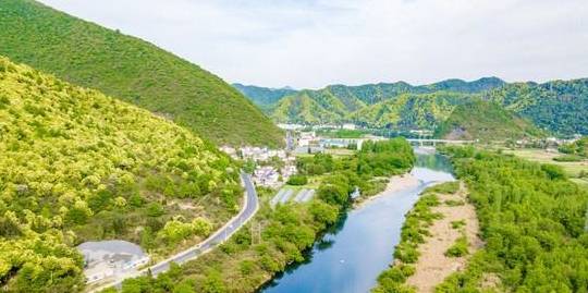 中国最美诗河上唯一一座玻璃桥，宽2.55米，被十大景区包围