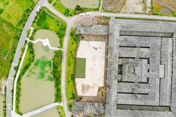 中国最大的方形围屋就位于江西的赣州，被誉为“中华民居一绝”