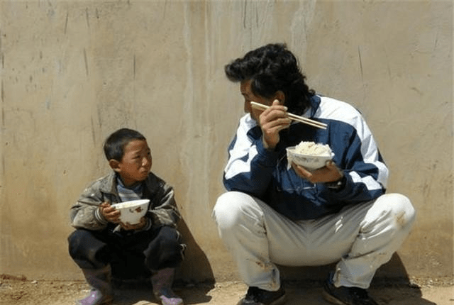 河南人为什么喜欢蹲着吃饭？背后隐藏着辛酸的历史和文化