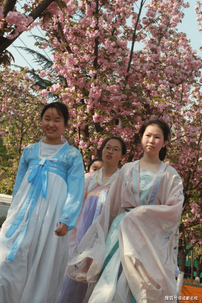 阳春三月，列五少年在樱花大道上，铺开了汉代古韵的卷轴！