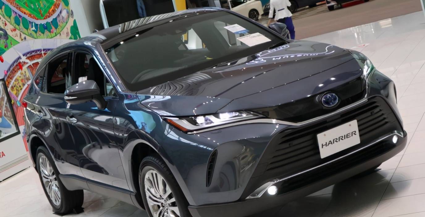 近日我们获悉了一组新款丰田harrier到店的实拍图,通过实拍图与国产版