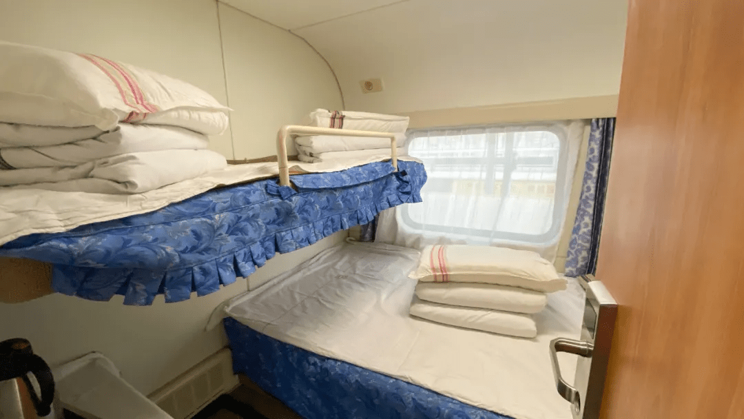 原创国内火车的头等舱超大的双人床睡得极舒服沿途风景更是一绝