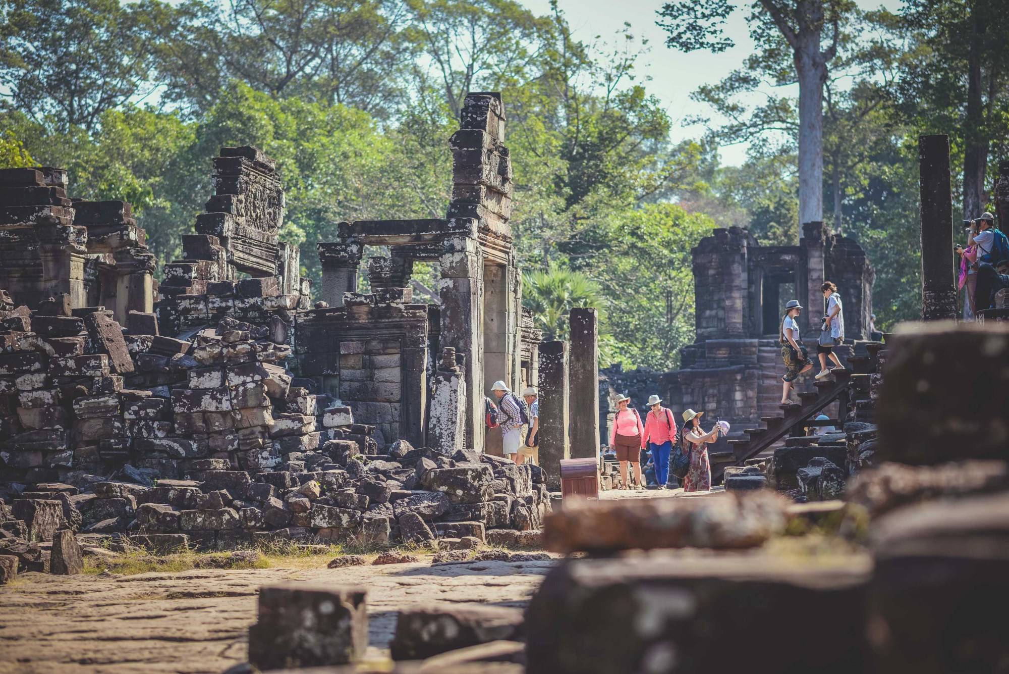 柬埔寨一座独特的寺庙，佛像都面带微笑，表情却全不一样