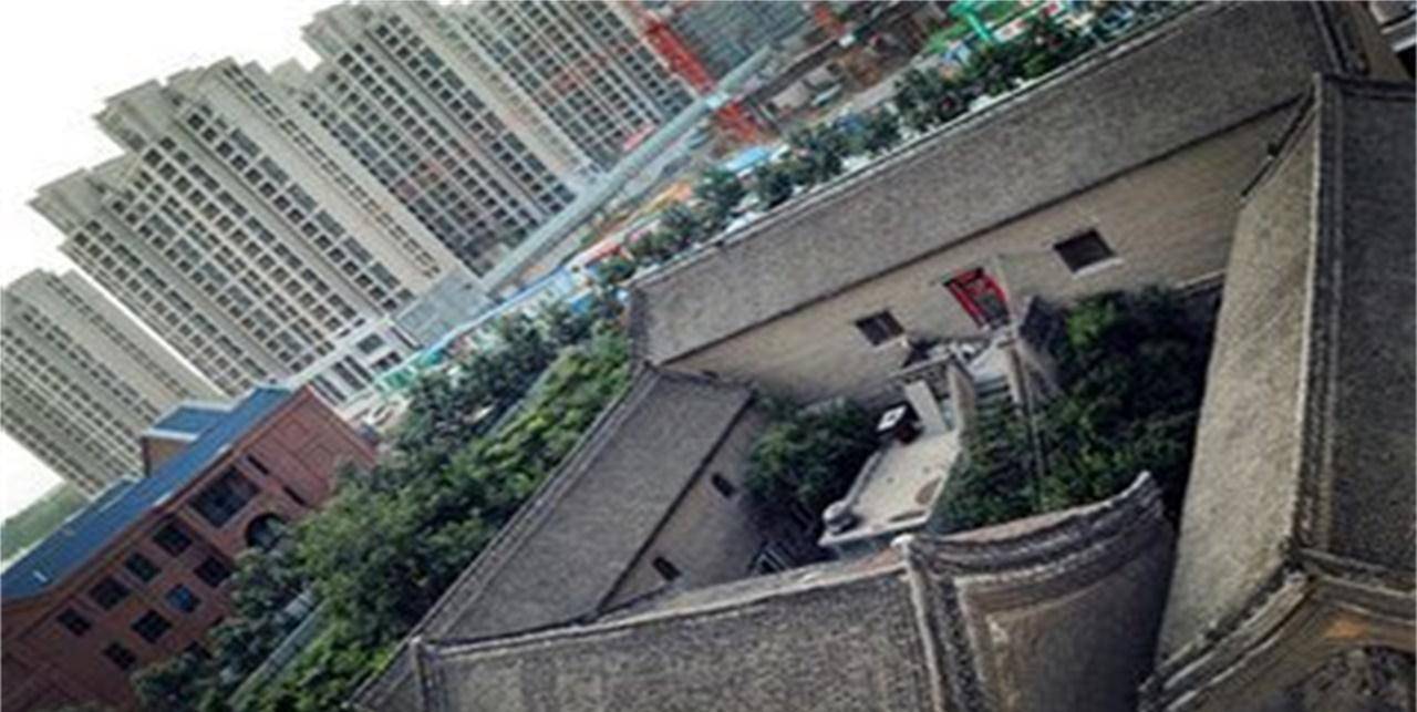 中国最豪横的“钉子户”，矗立闹市无人拆，游客：干得漂亮！