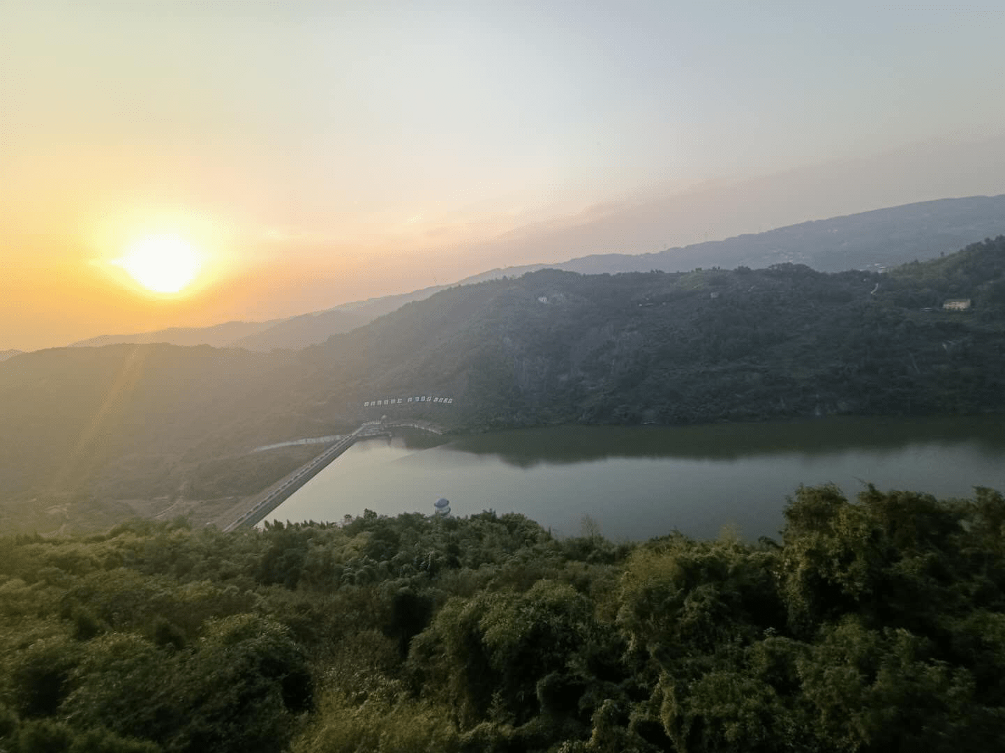 在重慶的懸崖火鍋鬥碗寨海蘭雲天火鍋正式開業