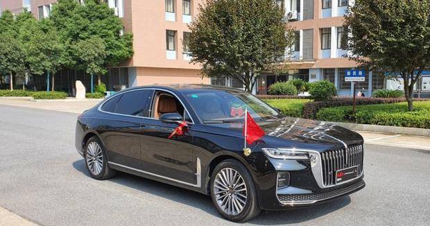 大批红旗h9装船出海国外定价算豪车双色涂装够威风