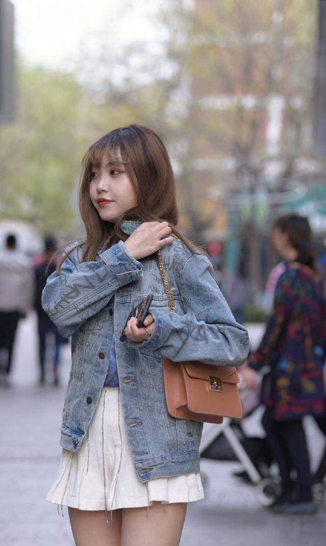 胖妹妹修身上衣加牛仔半身裙 da7f2ac88a624622bafaf9871c0921e4.jpeg