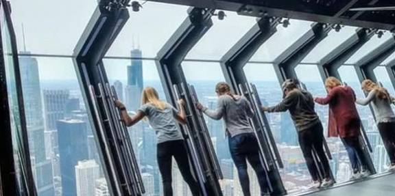 世界上一座94层高楼，在上面做高空体验，比玻璃栈道还有难度！