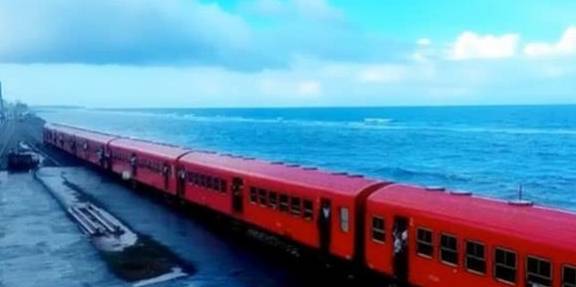 世界上一条“神奇”的海中铁路，火车在大海里行驶，场面很壮观！