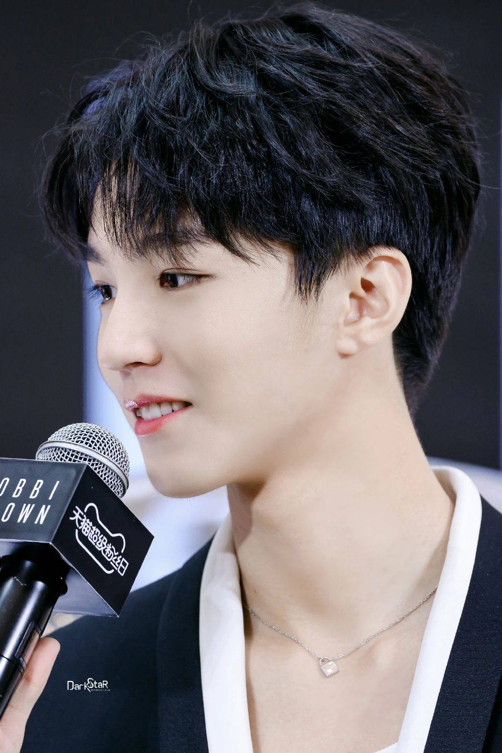 王俊凯壁纸长长的睫毛微微掀动这一刻的你犹如梦幻