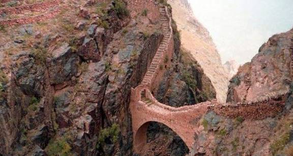 世界上最“古怪”的桥，400年前就已经存在，建造之谜无人破解！