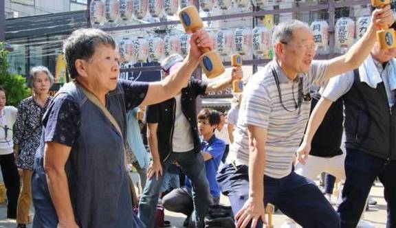 为何在发达的日本，退休老人要继续工作，乘地铁也无人让座？