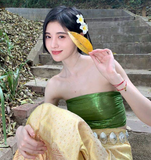 鞠婧祎傣族服饰走红网络!