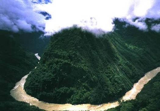 世界上最深的峡谷，如巨龙盘延在青藏高原，堪称“地球最后秘境”