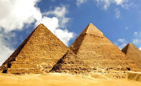 世界上最大的金字塔群，面积23万平方公里，不是人类所建