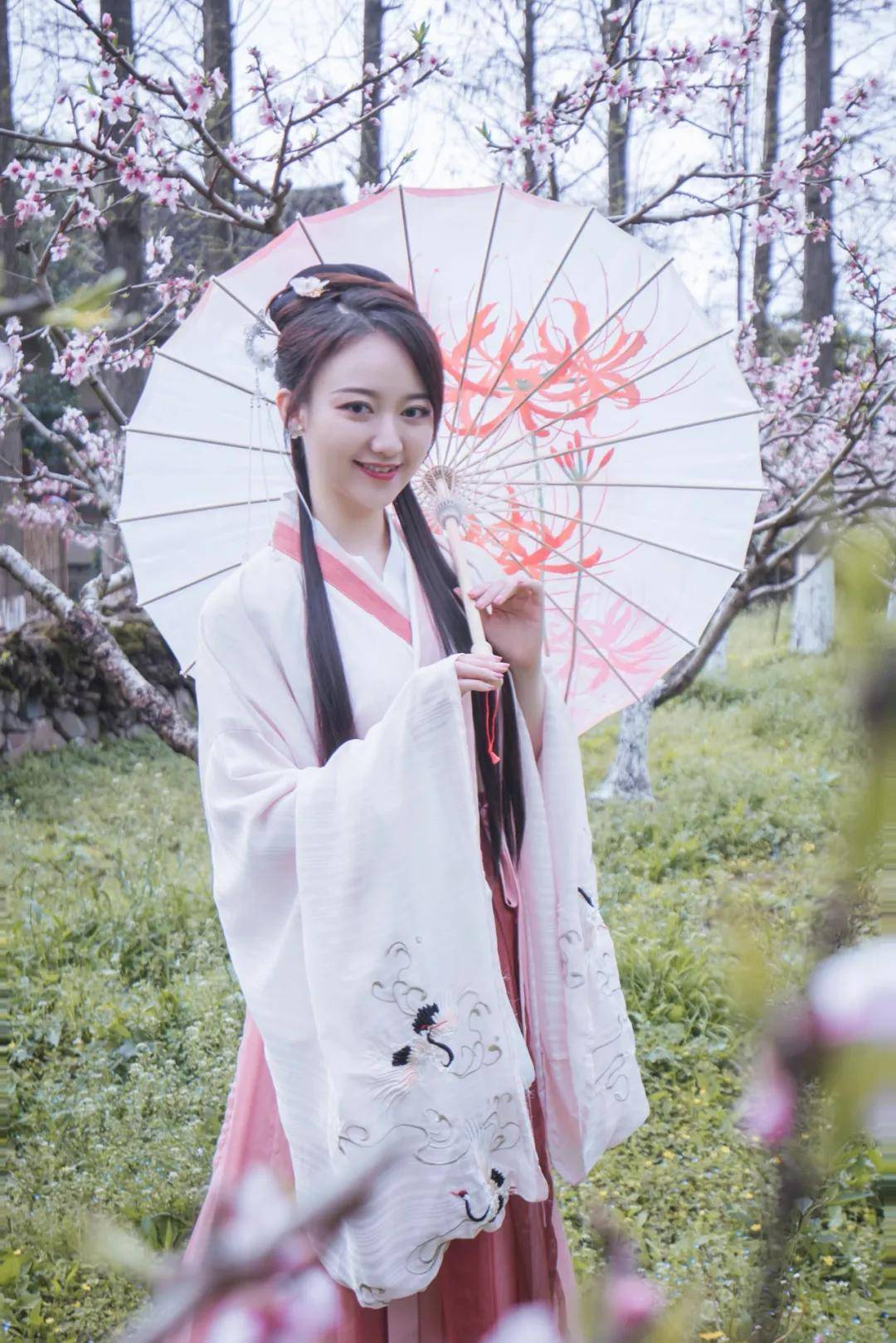 和浙江之声主播楚楚,阳春三月,烟雨江南,乌镇之美,美在窈窕淑女沁人