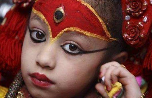 尼泊尔“活女神”4岁受万人朝拜，流血就会被废，退位生活凄惨