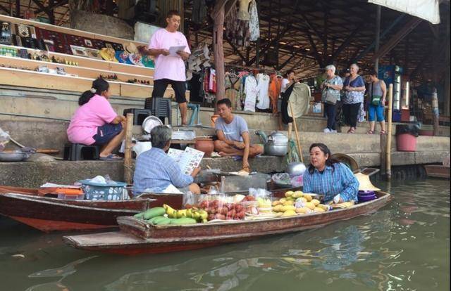 泰国最危险菜市场，火车从菜市场中心路过，菜农却超开心