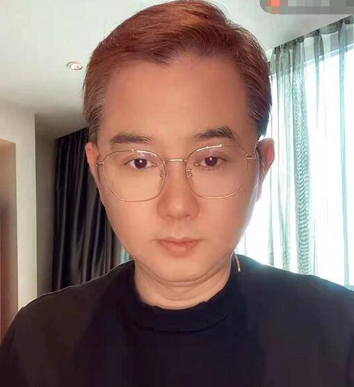 原创主持人赵川房间内景曝光刷大白墙环境朴素三婚娶小16岁娇妻