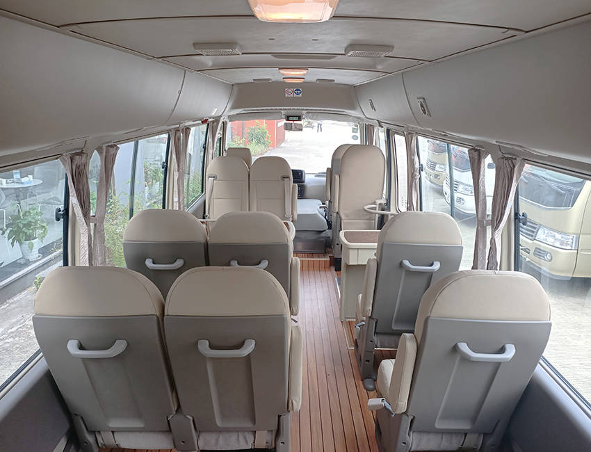 我觉得丰田考斯特18座改装商务车能够从最初的简单配饰和中巴车的人设