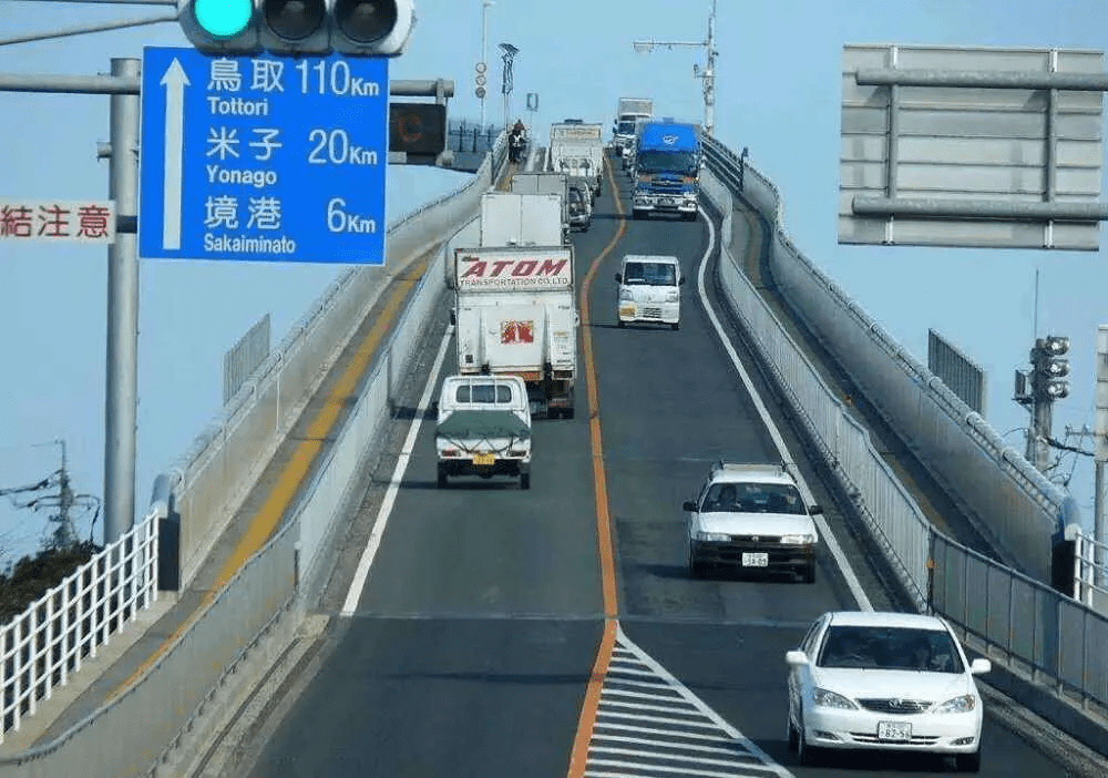日本近乎垂直的大桥，司机怎么把车开上去的？