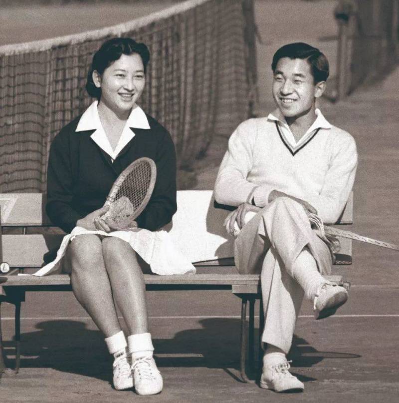 日本首位平民皇后 嫁入皇室60多年受尽委屈 死后拒绝跟丈夫合葬 明仁