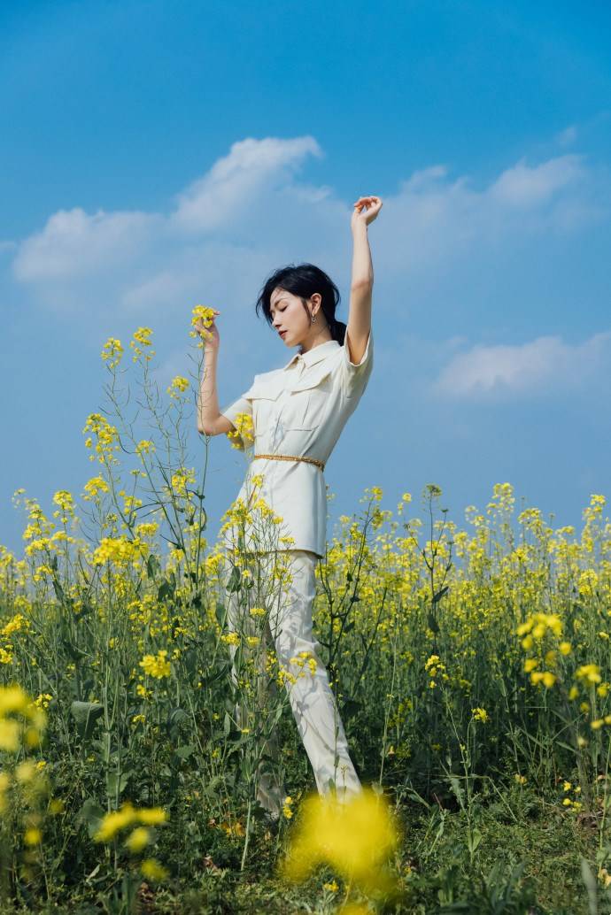 原创 万茜一身白色套装清新优雅,油菜花田里曼妙生姿,尽显春日美好