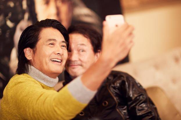 廖启智不敌胃癌病逝!周润发得知噩耗无法接受,发嫂当场泣不成声