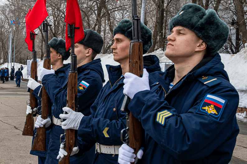 当地时间3月29日,在俄罗斯乌里亚诺夫斯克,空降兵部队举行纪念活动