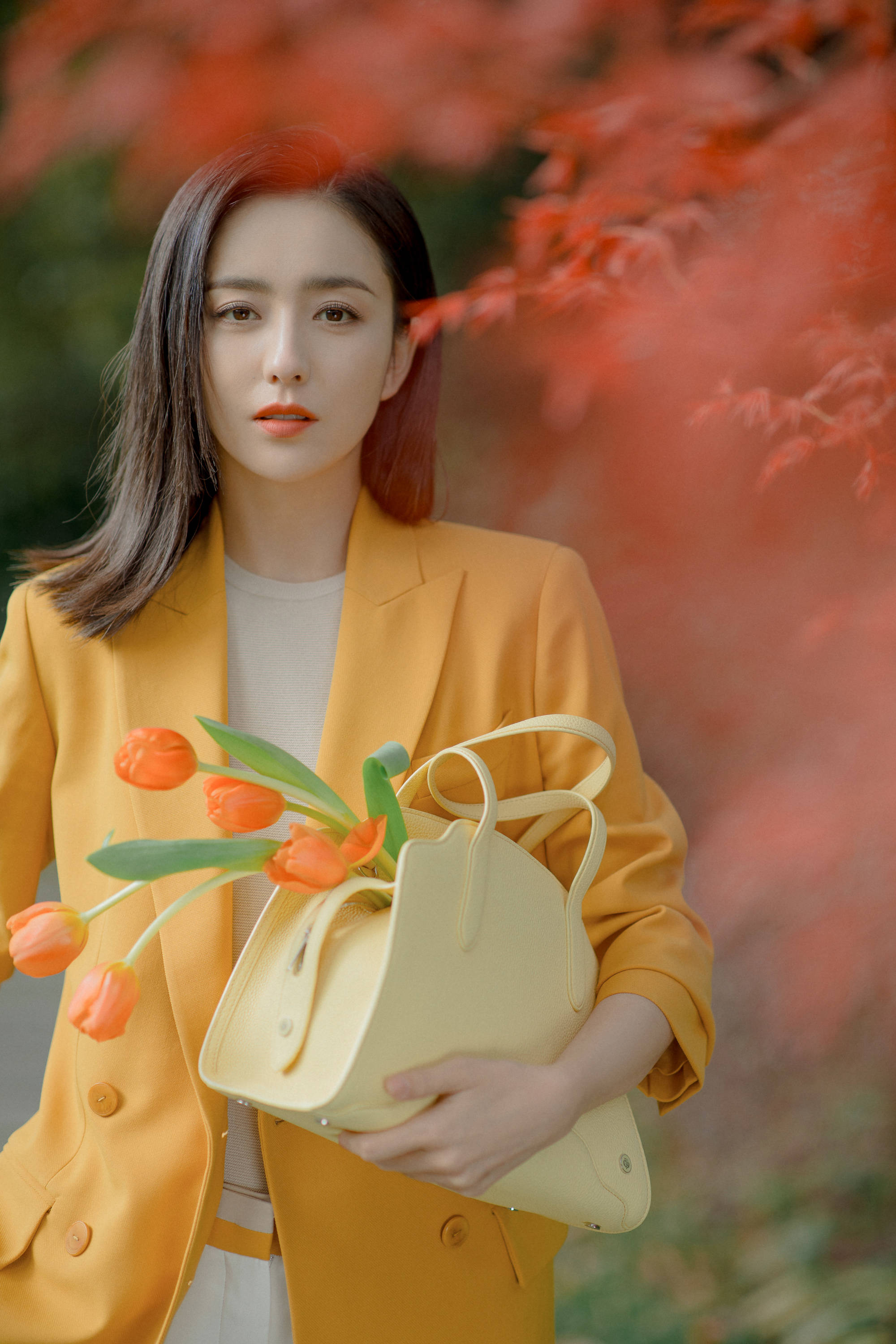 38岁的佟丽娅少女依旧,穿上大牌的张小斐让女人