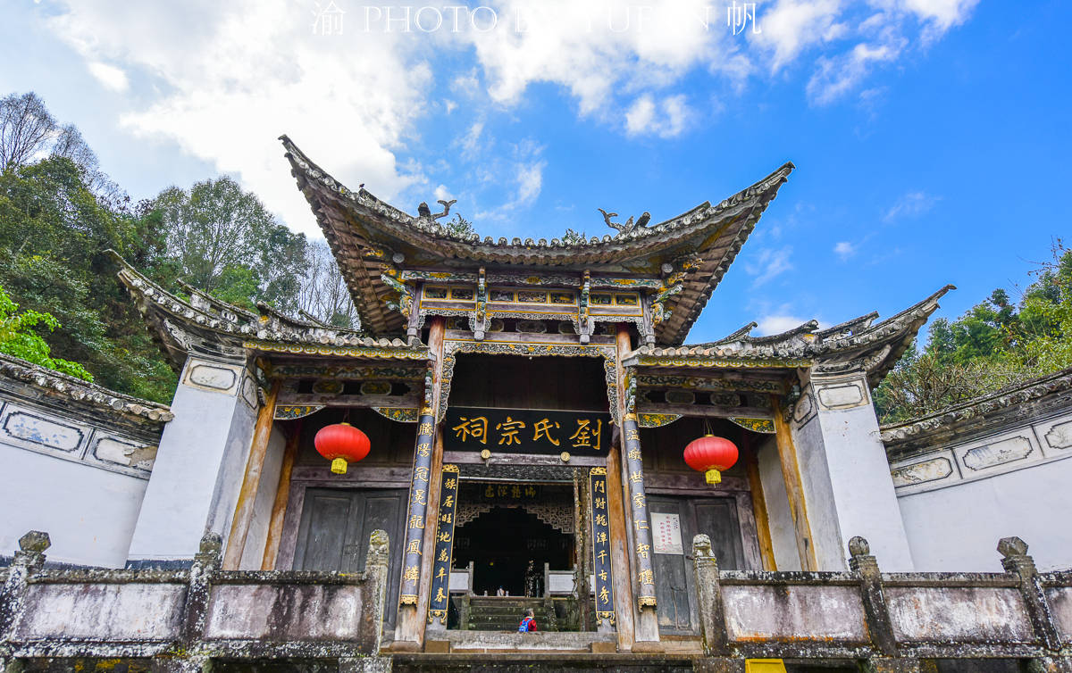 云南腾冲和顺古镇，有座雕梁画栋的刘氏宗祠，藏着国内最大的家堂
