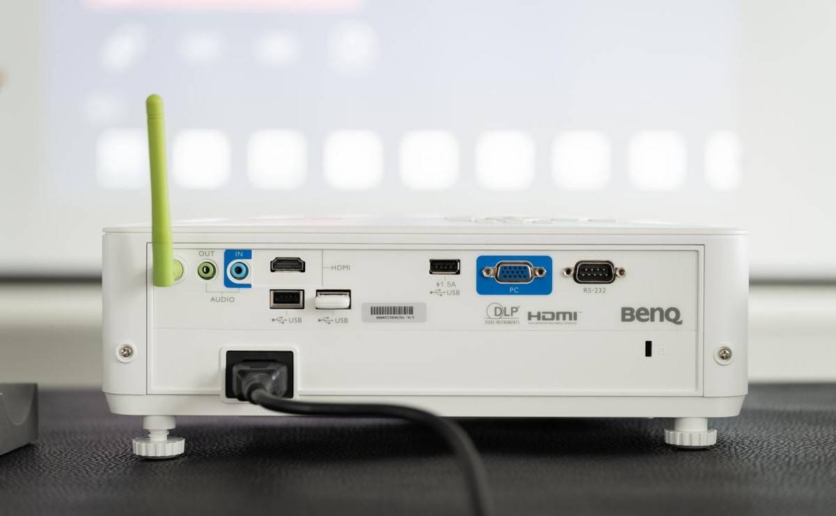 一台明基e582商务投影机解决多人会议高清高亮是重点