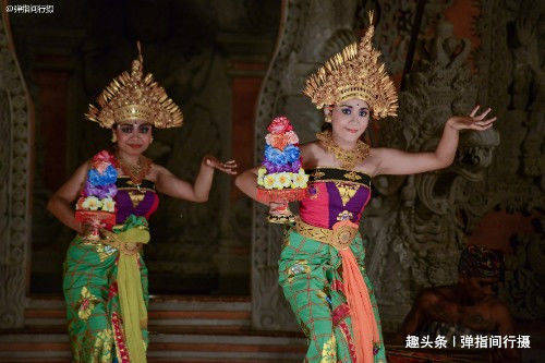 巴厘岛神秘舞蹈，男子赤膊上阵，女子“眼神有戏”，场面看点十足