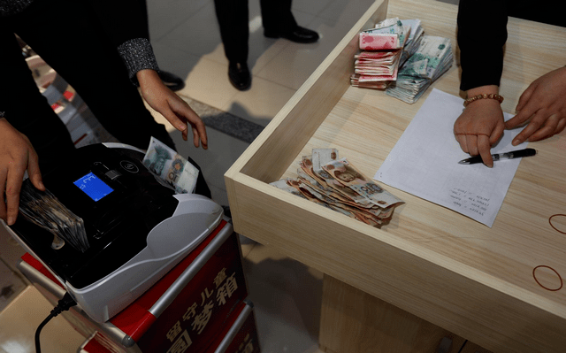 试想一下,如果妈妈说对你看看你舅妈给的这么少,才是咱们给的一半不